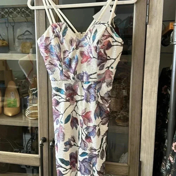 DEAR MOON SHORT SEQUENCE DRESS WITH A FLORAL PATTERN SIZE 3 & 13 - Picture 2 of 12